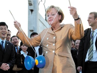 2007年8月27日，北京，默克爾正在玩扯鈴。