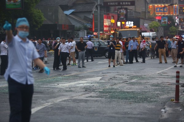 　圖為醫(yī)護(hù)人員到現(xiàn)場(chǎng)救援。