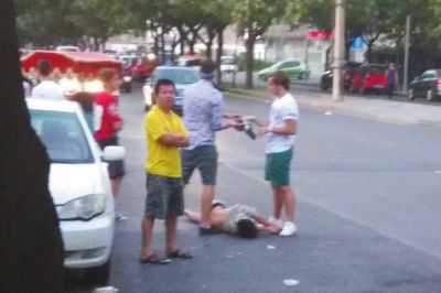 拍照結(jié)束后將醉漢放在馬路上。