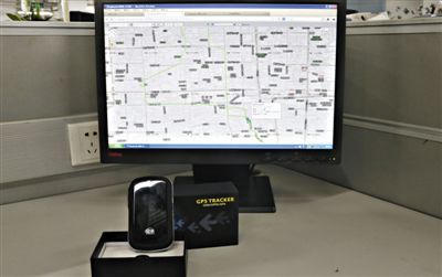 記者花近400元網(wǎng)購的定位監(jiān)聽器，能通過短信激活，進行實時監(jiān)聽。