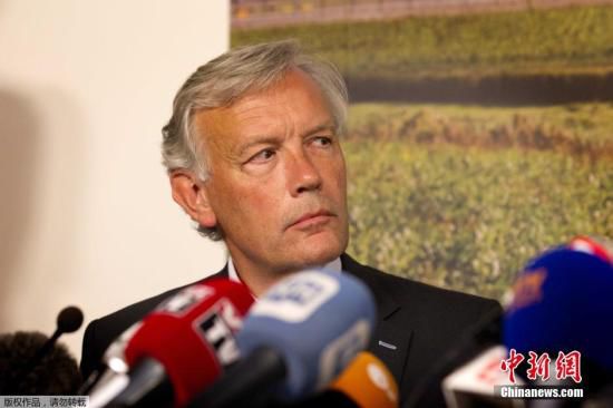 7月17日，在荷蘭阿姆斯特丹斯希普霍爾機(jī)場舉行的的新聞發(fā)布會上，馬航歐洲區(qū)負(fù)責(zé)人介紹情況。