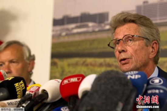 7月17日，在荷蘭阿姆斯特丹斯希普霍爾機(jī)場舉行的的新聞發(fā)布會上，馬航歐洲區(qū)負(fù)責(zé)人介紹情況。