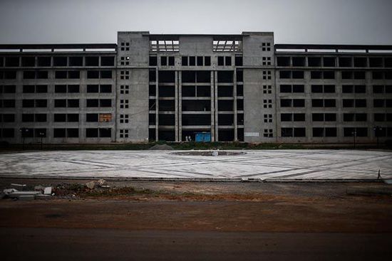 2014年7月11日，安徽省宿州市蕭縣，空置廢棄的縣政府新大樓。 澎湃新聞 楊一 圖