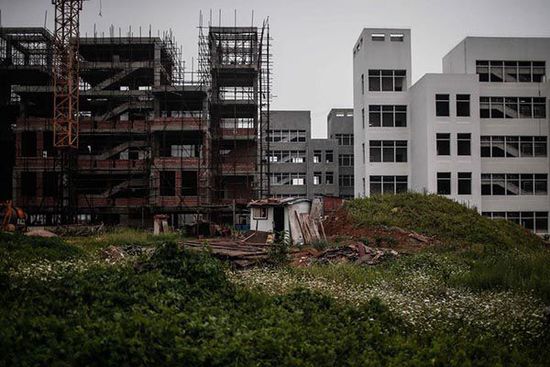 2014年7月11日，安徽省宿州市蕭縣，荒棄的政府新辦公樓前荒草一片。 澎湃新聞 楊一 圖