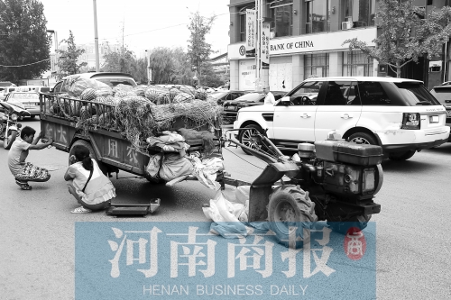 兩車相蹭后，小陳與妻子慌了神