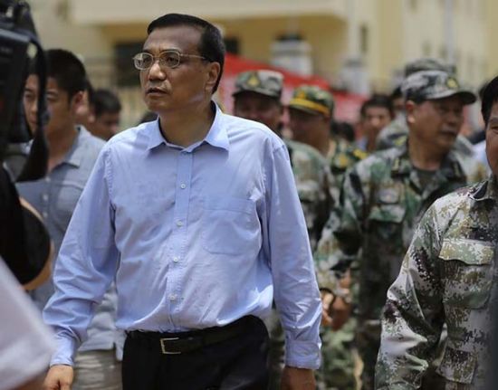 　8月4日，中共中央政治局常委，國務(wù)院總理李克強(qiáng)在云南魯?shù)榈卣馂?zāi)區(qū)察看災(zāi)情。