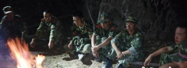 8月5日晚，受困官兵等待天亮以后的救援。