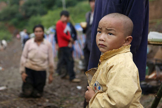帳篷有限，尚有不少村民沒有地方躲雨。澎湃新聞 程藝輝 圖