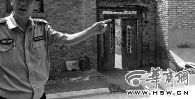 昨日,西安市閻良區(qū)譚家村,警方在孫某家調(diào)查 昨日,西安市閻良區(qū)譚家村,警方在孫某家調(diào)查