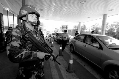 武警持槍警戒進(jìn)駐檢查站。