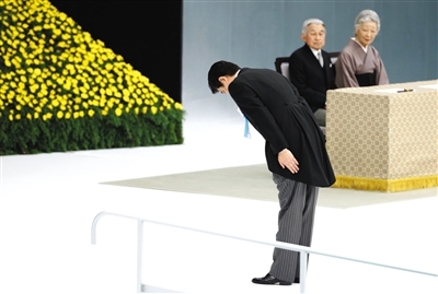 8月15日，日本東京舉行的“全國戰(zhàn)歿者追悼儀式”上，日本首相安倍晉三向戰(zhàn)歿者鞠躬致意。