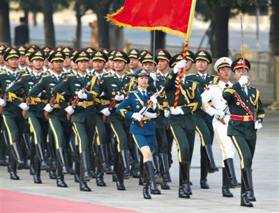 昨日，151人最大陣容的三軍儀仗隊(duì)，著新式禮賓服接受檢閱。這也是解放軍儀仗隊(duì)、軍樂團(tuán)新式禮賓服首次亮