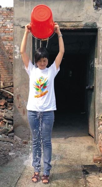 20日下午，央視主持人張泉靈參與“冰桶挑戰(zhàn)賽”。圖片來自微博