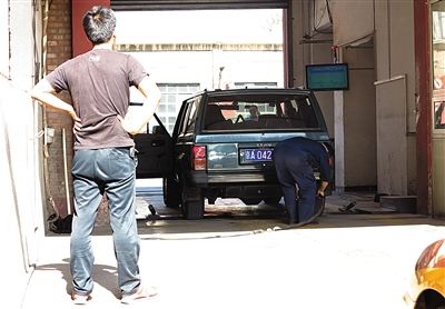 一家汽車檢測場正在檢測車輛。