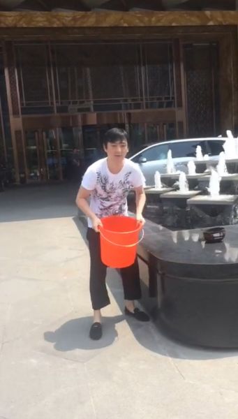 王思聰在進行冰桶挑戰(zhàn)。