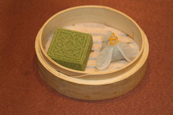 金陵茶香方糕和狀元餃。 花惠生 供圖