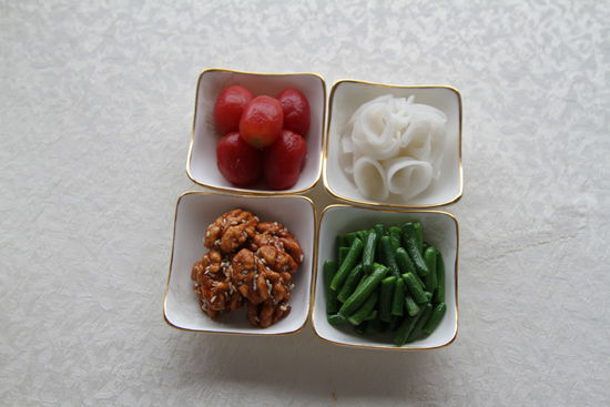 四調味：圣女果、蓮藕、核桃仁、小黃瓜。 花惠生 供圖