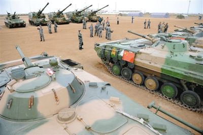 8月21日,在朱日和基地,中外參演部隊(duì)代表在裝備展覽交流活動(dòng)現(xiàn)場(chǎng)參觀中國(guó)人民解放軍裝備。