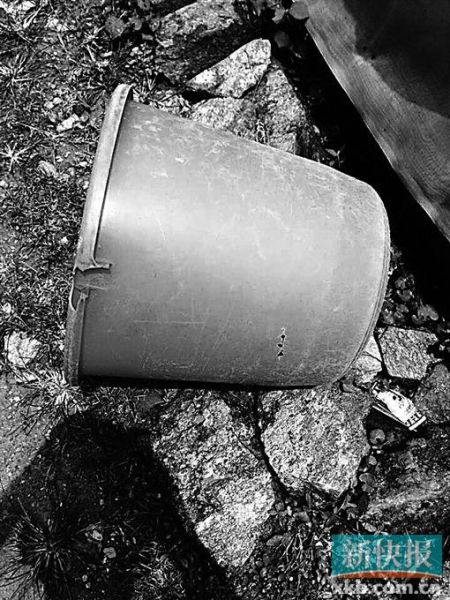 　　事發(fā)現(xiàn)場發(fā)現(xiàn)的彈孔。