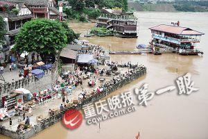 沙坪壩區(qū)磁器口，江水逼近休閑平臺(tái)。