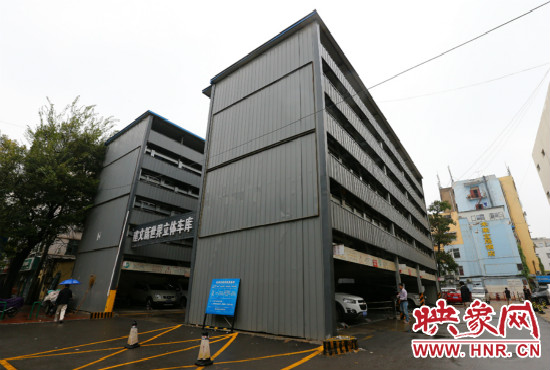 目前，市區(qū)內的停車場數(shù)量還不能滿足廣大市民的需求。