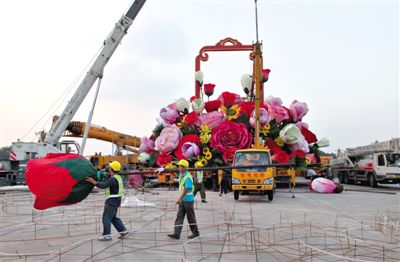 吊裝現(xiàn)場(chǎng)。昨晚，天安門立體主花壇“祝福祖國(guó)”完工，今天起供游人參觀。