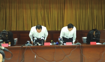 昆明通報(bào)明通小學(xué)踩踏事故原因，官員鞠躬致歉。圖/東方IC