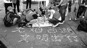 　志愿者用撿來(lái)的煙頭，拼起了“無(wú)煙西湖”圖案 通訊員供圖