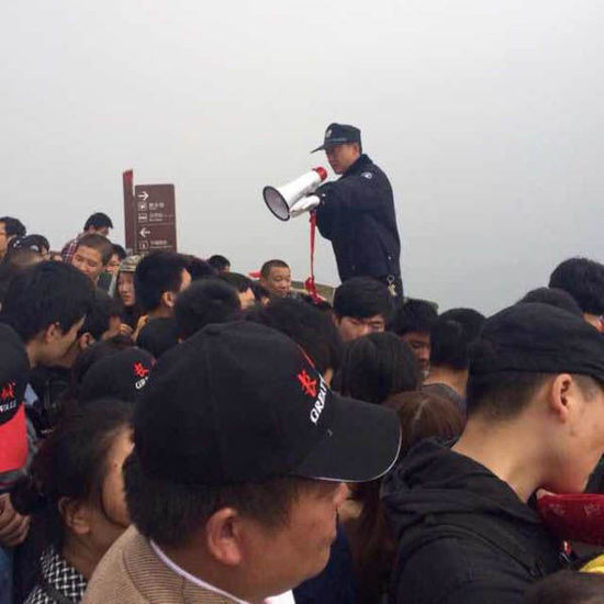 八達嶺長城上保安在維持秩序。