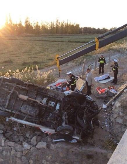 連霍高速救護(hù)車側(cè)翻 造成5人死亡3人受傷(圖) 連霍高速救護(hù)車側(cè)翻 造成5人死亡3人受傷(圖)