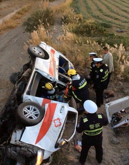 連霍高速救護(hù)車側(cè)翻 造成5人死亡3人受傷(圖) 連霍高速救護(hù)車側(cè)翻 造成5人死亡3人受傷(圖)