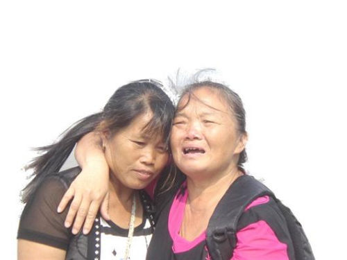 見到救命恩人魏冬桂（左），沈愛蘭十分激動(dòng)