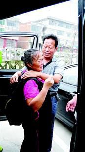 離別時(shí)，沈愛蘭（左）擁抱救命恩人李春富