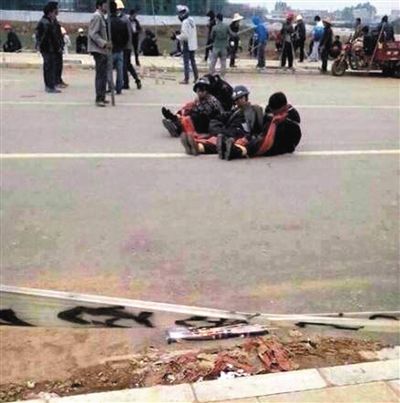 14日，沖突現(xiàn)場(chǎng)，幾名頭戴鋼盔的人被捆綁著。圖/東方IC