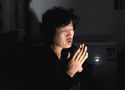 昨日,呼格吉勒圖的媽媽尚愛云在內(nèi)蒙古呼市家中講述這些年來的上訪經(jīng)歷。本版圖片/新京報記者 郭鐵流