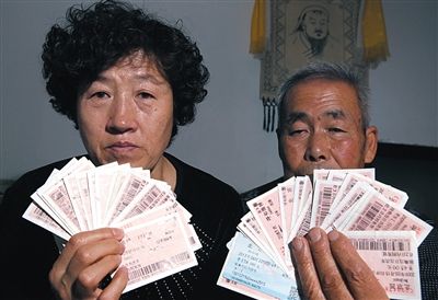 尚愛云夫婦展示上訪留下的車票,這些只是一部分。