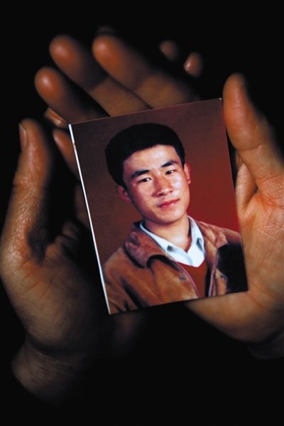 尚愛云捧著兒子的照片。