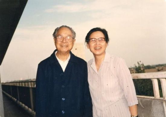 1987年成鈞中將和夫人周月茜在北京301醫(yī)院留影。