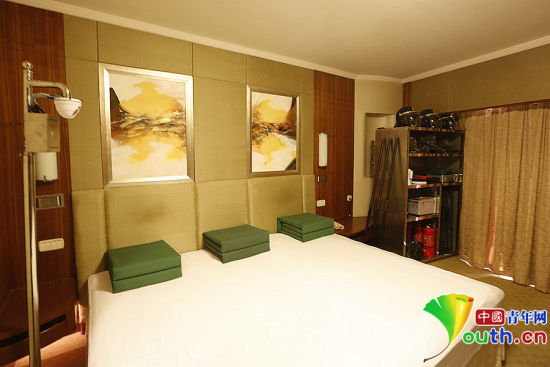 雖然在五星級(jí)飯店房間駐守，但武警官兵自帶被褥及生活用品，將兩張單人床拼成三人通鋪使用。