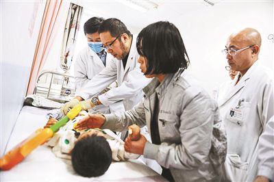 醫(yī)生在會診強(qiáng)強(qiáng)