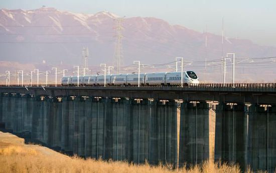 11月16日，從烏魯木齊南站首發(fā)的D8602次列車駛往哈密。