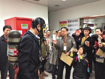 昨天，地鐵4號(hào)線北京南站站，地鐵工作人員為人大代表演示應(yīng)急氧氣瓶佩戴方式。新京報(bào)記者