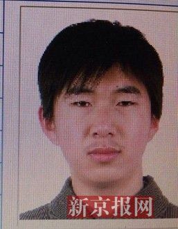 犯罪嫌疑人李小龍，27歲，唐山樂亭人。村干部說李小龍經(jīng)常把自己關(guān)在家里