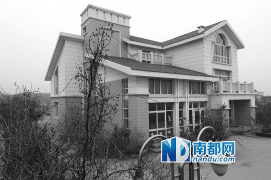 　馬超群在赤土山村村委會旁的別墅，就是以“自來水維護站”的名義拿的地。