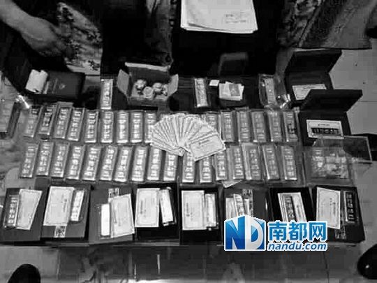 　馬超群家中金條清點現(xiàn)場。