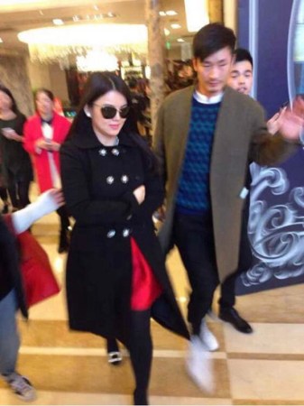 　婚禮現(xiàn)場現(xiàn)多位明星大腕助陣。