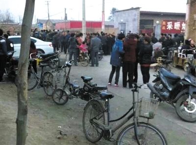 　11月9日下午，暴力催債的社會(huì)人員持械進(jìn)入獻(xiàn)縣安莊后，村民們聚集在一起準(zhǔn)備反抗。村民供圖