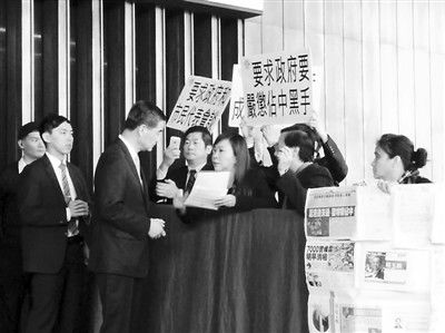 撐警大聯(lián)盟召集人李偲嫣2日到特首辦請?jiān)福笳畤?yán)厲處置“占中三子”和“雙學(xué)”的代表。