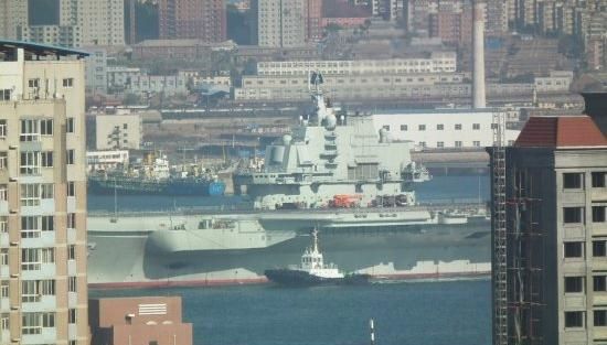 青島軍港周圍高樓林立，一睹遼寧號(hào)真容只需要一個(gè)好天氣（資料圖片）