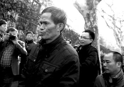 被告人林森浩的父親林尊耀準(zhǔn)備進入法院。